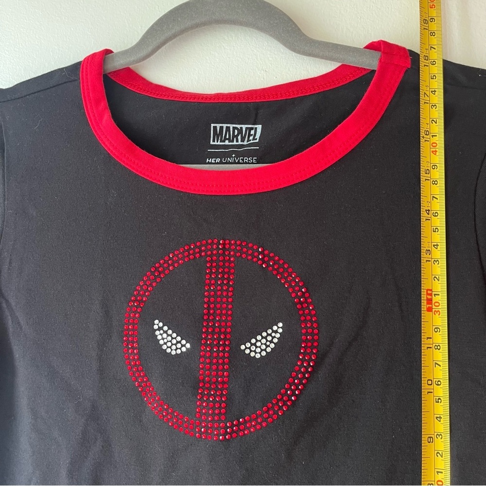 Hot Topic Black and Red Marvel Deadpool Short Sleeve Tee - Picture 4 of 9